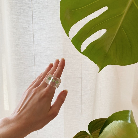Urban Outfitters Lime Resin Ring - Picture 2 of 5